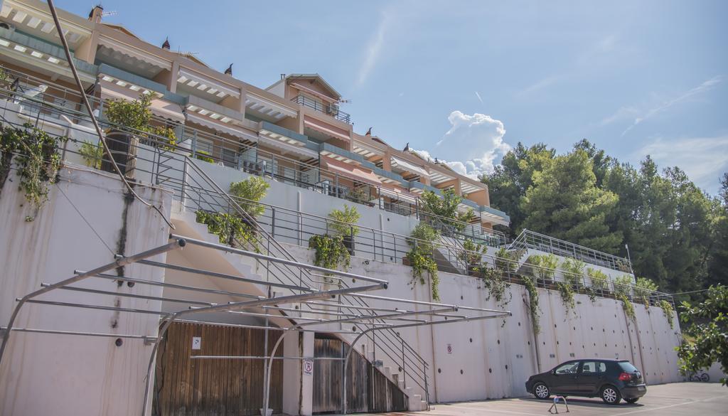 Aperanto House Paralia Loutsas מראה חיצוני תמונה